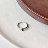 Anillo minimalista de ónix negro estilo coreano Kashite en plata de ley S925, diseño abierto distintivo y combinable para mujer.