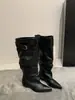 Botas de Salto Empilhado com Bico Fino Franzidas Design de Nicho Lançamentos da Primavera 2026 Cano Largo Fivela de Cinto Botas Longas Botas de Cano Alto para Montaria