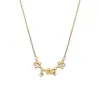 Nuevo Collar con Colgante de Flor Pequeña Estilo Vintage Chino Oro 18K Lujo Ligero Sensación de Alta Gama Cadena para Clavícula de Acero de Titanio Collares de Celebridades de Internet