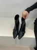 Botas de Cano Curto com Salto Grosso para Mulheres 2026 Novas Botas de Cano Curto com Fivela de Tira Cruzada e Zíper nas Costas Botas de Cavaleiro Preto Marrom Adulto Algodão