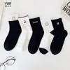 Calcetines para niñas Yishuangshuang, nuevos calcetines de otoño e invierno con forma de corazón de dibujos animados hasta la mitad de la pantorrilla, algodón peinado, calcetines estilo Miu con letras y caras sonrientes para estudiantes