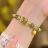 Nuevo brazalete de estilo chino inspirado en el loto con cubos de azúcar de jade Hetian, esmalte chapado en oro y colgante de loto con cuentas de jade lisas