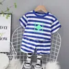 Traje Infantil, Ropa Infantil, Conjunto de Dos Piezas Infantil de Moda con Rayas y Estampado de Melocotón Verde, Mangas Cortas y Pantalones Cortos Caqui, Venta al por Mayor