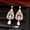 Brincos elegantes europeus e americanos de luxo leve cravejados de strass, brincos longos de cristal luxuosos e brilhantes, brincos de noiva da moda para mulheres