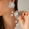 Pendientes de flor de ginkgo con textura metálica transfronteriza europea y americana, estilo dulce y moderno, con borlas de perlas de imitación.
