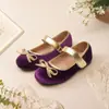 Sapatos de princesa de veludo com sola macia para meninas, calçados formais de outono e inverno para daminhas, sapatos Mary Jane com velcro e laço