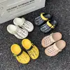 Zapatos tipo tank top nuevos de verano con bloques de color y diseño ondulado para niños y niñas, sandalias de playa antideslizantes con estampado para exteriores, pantuflas de punta cerrada