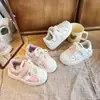 Tenis para niña, nueva colección otoño 2026, parte superior de piel, estilo popular, modernos tenis blancos con cordones para niñas
