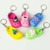 Llavero de Zapatos de Cueva Caliente Transfronterizos Mini Dibujo Animado Zapatitos Pequeños Llavero de Coche Colgante para Pareja Regalos Venta al por Mayor