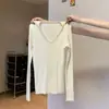 Suéter de punto color té con leche, cuello en V, modelo nuevo otoño 2025, corte ajustado, versátil, favorecedor para la figura, top de manga larga