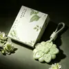 Bestseller transfronteiriço: Fragrância suspensa com aroma floral de gardênia selvagem para carro e guarda-roupa, aroma de longa duração com design floral em relevo