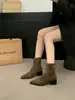 Botas Curtas de Camurça Melad Bico Fino Estilo Francês para Mulheres, Botas de Salto Bloco Slim, Novidade Outono e Inverno 2025 Botas de Moda Versáteis
