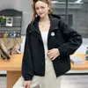 Jaqueta feminina de alta qualidade, estilo casual para atividades ao ar livre, novo modelo primavera e outono, versátil, elegante, corte solto, afina a silhueta, jaqueta com zíper, top da moda
