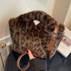 Bolso Cruzado de Hombro Cruzado Tipo Cubo de Felpa con Estampado de Leopardo Nuevo de Moda Transfronterizo Sencillo Perezoso
