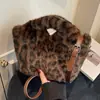 Bolso Cruzado de Hombro Cruzado Tipo Cubo de Felpa con Estampado de Leopardo Nuevo de Moda Transfronterizo Sencillo Perezoso