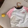 Camiseta de manga corta de algodón puro para niños y niñas, 2026 a rayas bordada nueva marca moderna versátil top de ropa infantil para verano