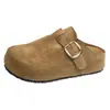 Sapatos femininos slip-on retrô marrons de sola grossa e bico fechado, novo modelo 2026, slip-on estilo Birkenstock que aumenta a altura, chinelos preguiçosos de meio pé
