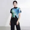 Uma Camiseta Feminina de Manga Curta Feita Sob Medida com um Design Impresso de Alta Qualidade, Preta Slim Fit, Emagrecedora, Alta Elasticidade, Top Estiloso Estilo Issey Miyake