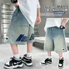 Shorts Jeans de Verão para Meninos 2026 Novo Estilo Roupa Infantil Versão Coreana Fresco e Estiloso Roupa de Trabalho Versátil Calça de Cinco Pontos Calça de Comprimento Médio