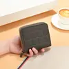 Venda Direta da Fábrica Carteira Feminina Nova Primavera Estilo Coreano Simples Curta Carteira Curta com Zíper Carteira Bordada Curta para Mulheres