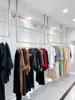 Tienda de vestidos de novia tienda de ropa pared acero inoxidable forma de U estante colgante para fotografía de ropa de mujer estante para vestidos perchero