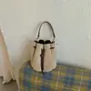 Bolsa de Mão Estilo Balde Liso Exquisito com Pregas e Cordão para Mulheres, Nova Moda Outono 2026, Bolsa de Ombro Transversal Fashion e Única