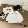 Conjunto de Dos Piezas para Bebé de Primavera y Verano Estilo Universitario: Top de Manga Larga con Cuello de Muñeca y Pantalones Cortos de Tirantes Versátiles a Cuadros para un Año