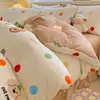 Conjunto de cama de quatro peças genuíno, espesso e confortável para o inverno, apresentando um esquema de cores cremoso e tecido macio de veludo de bebê; também disponível como um conjunto de três peças em fleece de coral