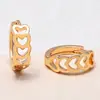 Pendientes de Lujo Ligero Europeos y Americanos con un Toque de Alta Gama, Cobre Electrochapado con Incrustación de Circonita de 18K, Pendientes de Perla Huecos de Moda Transfronteriza
