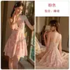Precioso y dulcemente seductor conjunto de camisola de noche con estampado de mariposas en encaje de gasa con copas en el busto y bata para casa A6528