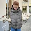 Novo colete acolchoado com capuz estilo coreano, uma jaqueta de algodão versátil para mulheres, com um design acolchoado moderno e uma textura leve e canelada.