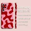 Funda de teléfono de película de alta gama color bloque irregular fluido rojo y rosa estilo ins dulce y genial adecuada para Samsung S25+