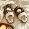 Estampado de leopardo, lindo diseño de Kitty, pantuflas peludas para mujer, invierno 2026, para interiores, cálidas, antideslizantes, pantuflas de algodón con suela gruesa para mujer