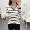 Camiseta de Manga Larga con Cuello en V y Rayas Blancas y Negras para Mujer 2025 Primavera y Otoño Nueva Ajustada Elegante Rejuvenecedora Versátil Camiseta Básica Moderna