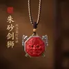 Nuevo Colgante Espada León Cinnabar Incrustado con Alto Contenido de Arena Roja Imperial, Adecuado para Hombres y Mujeres en su Año Zodiacal, Collar al por Mayor