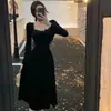 Vestido de Renda Francesa com Recortes, Gola Quadrada, Novo Estilo Outono/Inverno Transfronteiriço para Mulheres, Vestido de Veludo Acinturado Slim Fit de Comprimento Médio