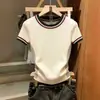 Camiseta de manga corta con retazos a rayas de color contrastante para mujer, nuevo estilo primavera/verano 2026, plisada, entallada en la cintura, adelgazante, corta, dulce y picante