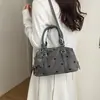 Bolsa de mão de bolinhas nicho para mulheres, nova bolsa de ombro/transversal estilo travesseiro retrô com efeito Maillard para outono/inverno 2026