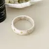 Pulseira de Resina com Rebites Retro Nova Estilo Coreano com Design Único, Versão Larga, Fashion e Versátil, Acessório de Mão Elegante para Mulheres