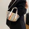 Bolsa de Praia Arco-Íris Palha Tecida Estilo Balde 2026 Bolsa Transversal Listrada de Férias Ombro Único Feita à Mão Novo Modelo de Bolsa para Mulheres
