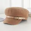 Nueva gorra de estilo casual simple para otoño e invierno, versión coreana para mujer, de gamuza, tipo boina con hebilla de cinturón, adelgaza el rostro y es cálida