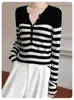 25 Camiseta de Lana de Rayas para Mujer Otoño e Invierno, Suéter de Punto de Moda Retro Simple Tendencia Cuello en V, Ropa Interior Francesa de Lana Peinada