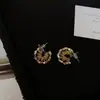 Brincos Europeus e Americanos Fashion Estilosos com Design Assimétrico Luxo Acessível Retrô High-End Nicho Elegante Versátil para Mulheres