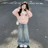 Conjunto de Estilo Universitario para Niñas Otoño 2026 Nuevo y Moderno Conjunto de Dos Piezas de Polo y Jeans para Niñas