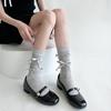 Calcetines de tubo medio apilados de tiras finas de primavera y verano con micro microcanales de miu wind, calcetines de pantorrilla con patrón vertical fino blanco, lazo de ballet wind