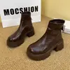 Botas femininas estilo Martin com sola grossa, novo estilo outono e inverno 2026, que aumentam a altura, versátil, plataforma, forradas com fleece, nicho, estilosas, botas de corte slim