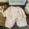Novos conjuntos de pijama de primavera e verão para meninos e meninas, com calças estilo lanterna, blusas cardigã e conjuntos de duas peças xadrez com desenhos infantis