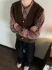 Colete de Tricô Americano Retrô com Decote V para Primavera e Outono para Homens e Mulheres, Peça de Roupa Sem Mangas Marrom Abotoada, Colete Versátil Casual em Camadas
