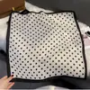 2025 Nueva Moda Versátil Pañuelo Cuadrado Pequeño Estampado de Lunares Bufanda de Cuello de Lunares Atmosférica para Mujer Venta al por Mayor