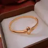 Pulsera Abierta Bicolor con Forma de Gota de Agua y Cruz Brillante Diseño de Pulsera de Personalidad Moda Europea y Americana Joyería de Nicho para Mujeres Venta al por Mayor